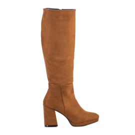 Goodin Botas de camurça em um pilar marrom amarelo