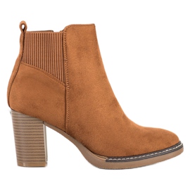 Super Mode Sapatinhos de camelo em uma postagem marrom amarelo