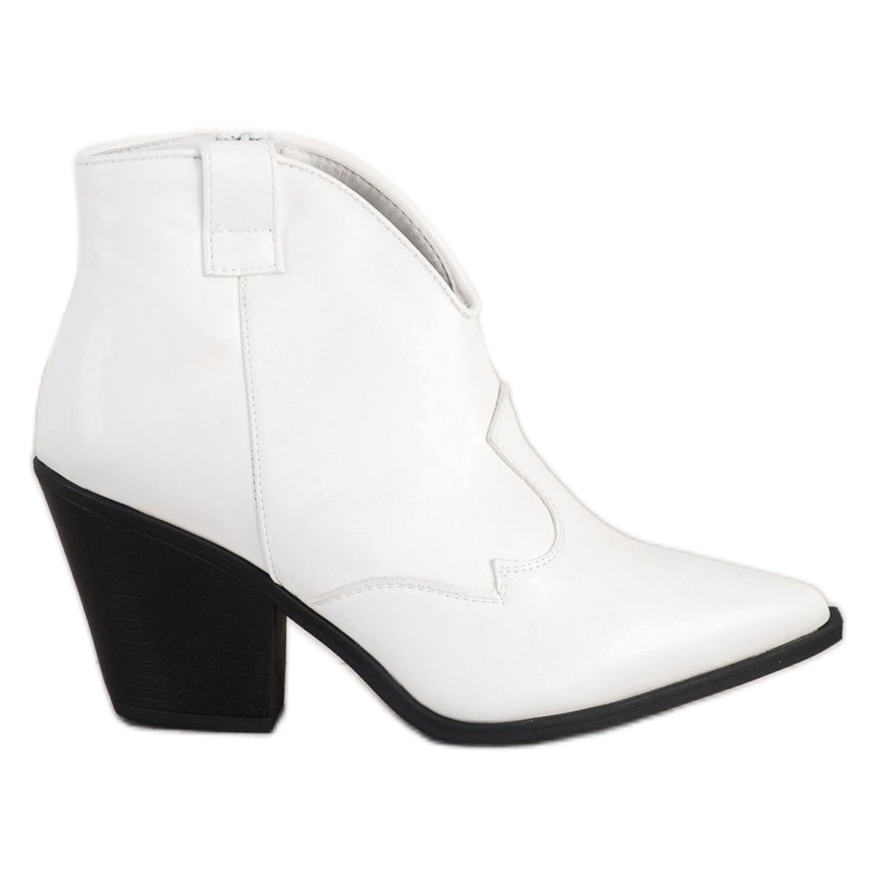 Queen Vivi Cowgirls curtas no Spitz branco