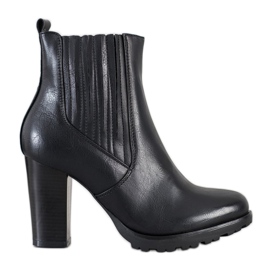 Super Mode Botas pretas em um poste preto