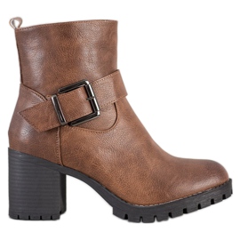 SDS Trabalhadores elegantes em um bar castanho SDS Trabalhadores elegantes em um bar castanho