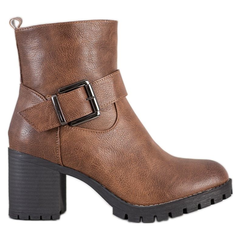 SDS Trabalhadores elegantes em um bar castanho