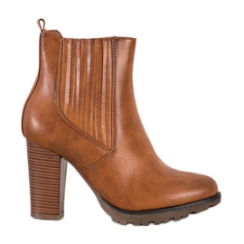 Super Mode Botas marrons em um poste marrom