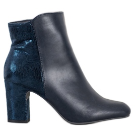 Kylie Botas azul marinho em um pilar azul-marinho