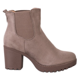 Queentina Chelsea Boots em um bar marrom