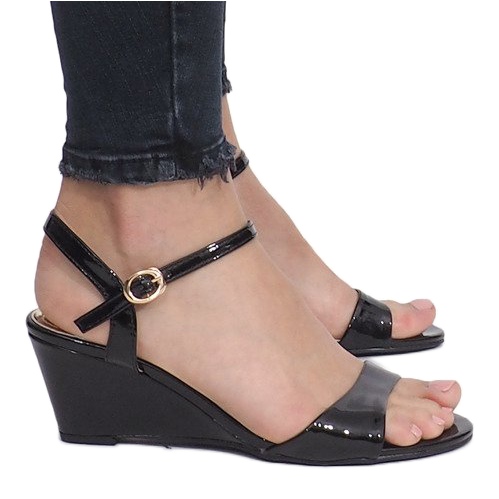 Sandálias pretas laqueadas em um delicado salto Queen em cunha preto