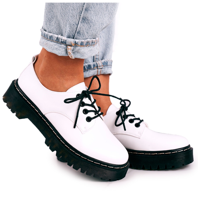 Sapatos Oxfords clássicos femininos na plataforma branca S.Barski HX62 branco preto