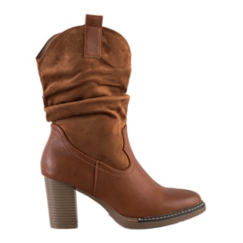 Super Mode Botas de caubói em uma postagem marrom