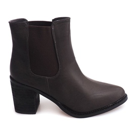 Botas em um poste F024 cinza