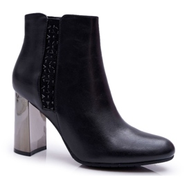Botas femininas em um jaqueta preta com estampa de prata preto