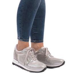 Tênis prateado na cunha G-125 prata