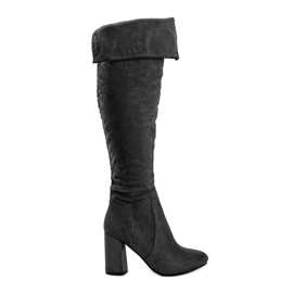 Botas cinzentas e isoladas com parte superior infravermelha macia cinza Botas cinzentas e isoladas com parte superior infravermelha macia cinza