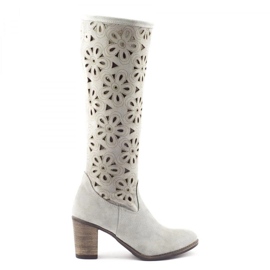 Olivier Botas a céu aberto no salto cinza