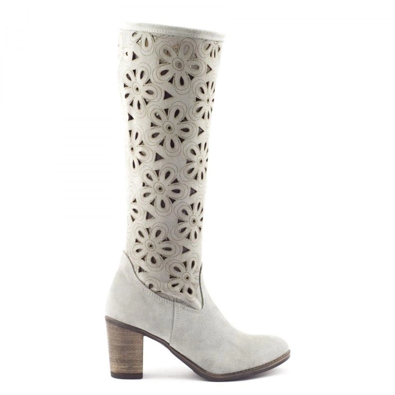 Olivier Botas a céu aberto no salto cinza