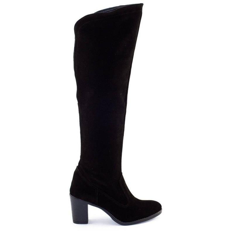 Olivier Agnes com botas isoladas em um poste preto