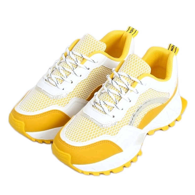 Sapatos esportivos amarelos e brancos 2008