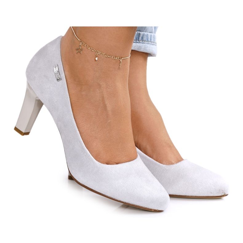 PJ1 Bombas clássicas em um pilar camurça cinza Eleanor