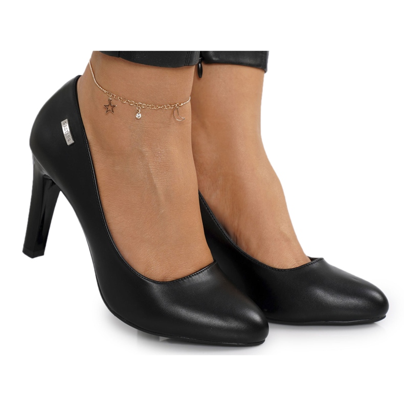 PJ1 Eliana preta clássica bombeia em um bar preto