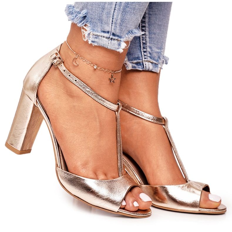 Sandálias de couro em um bar Laura Messi 1916 de ouro dourado