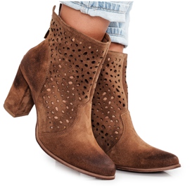 Botas a céu aberto em um conhaque Post Suede Exquisite 1219 marrom