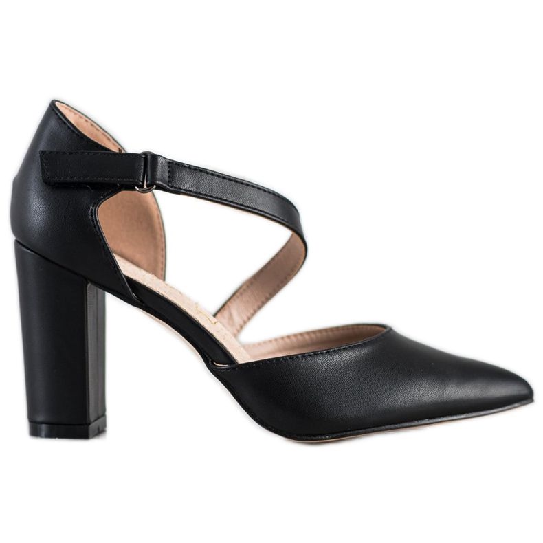 Sabatina Bombas pretas com couro ecológico preto