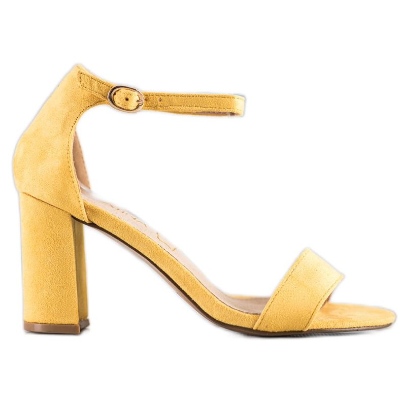 Sabatina Sandálias amarelas em um bar amarelo