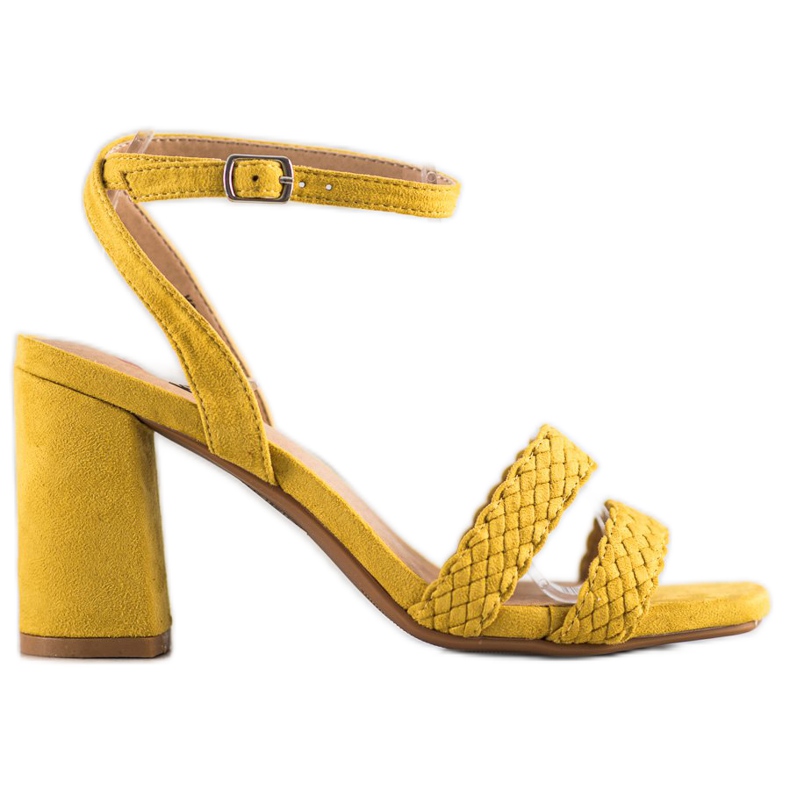 Kylie Sandálias de camurça em um bar amarelo