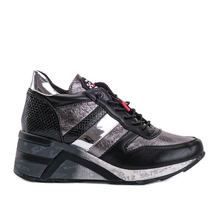 Tênis preto na cunha Izabella