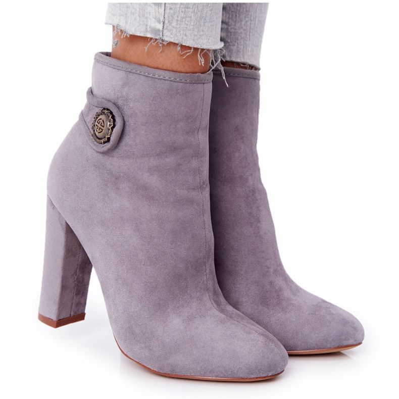Botas clássicas em um poste cinza Lu Boo Botas clássicas em um poste cinza Lu Boo