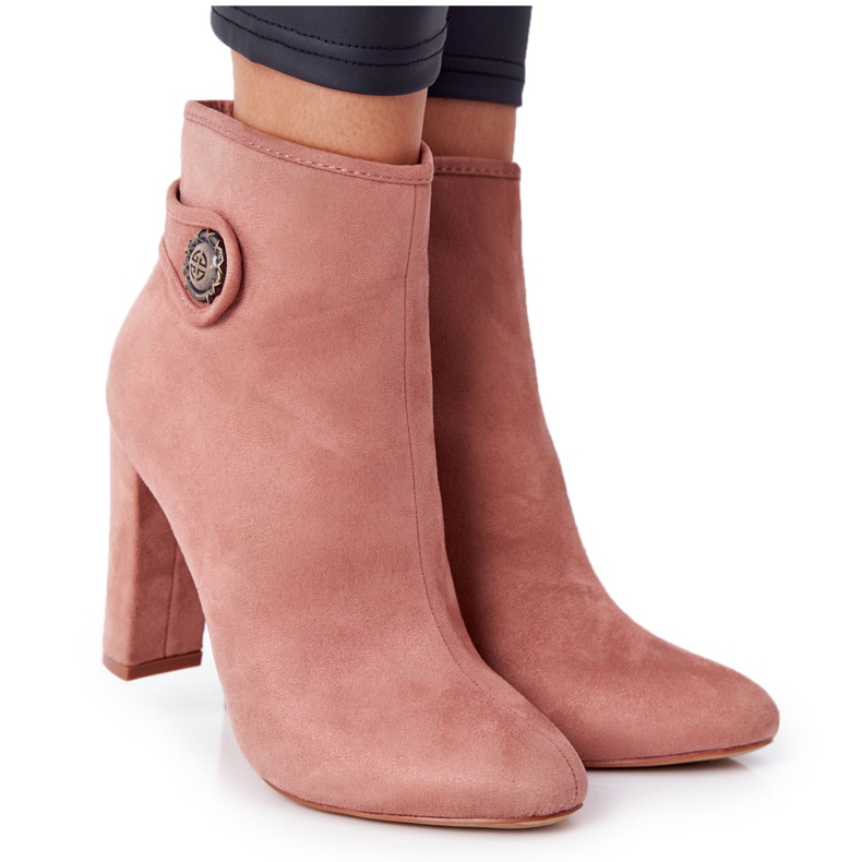 Botas clássicas em um post Lu Boo Pink rosa