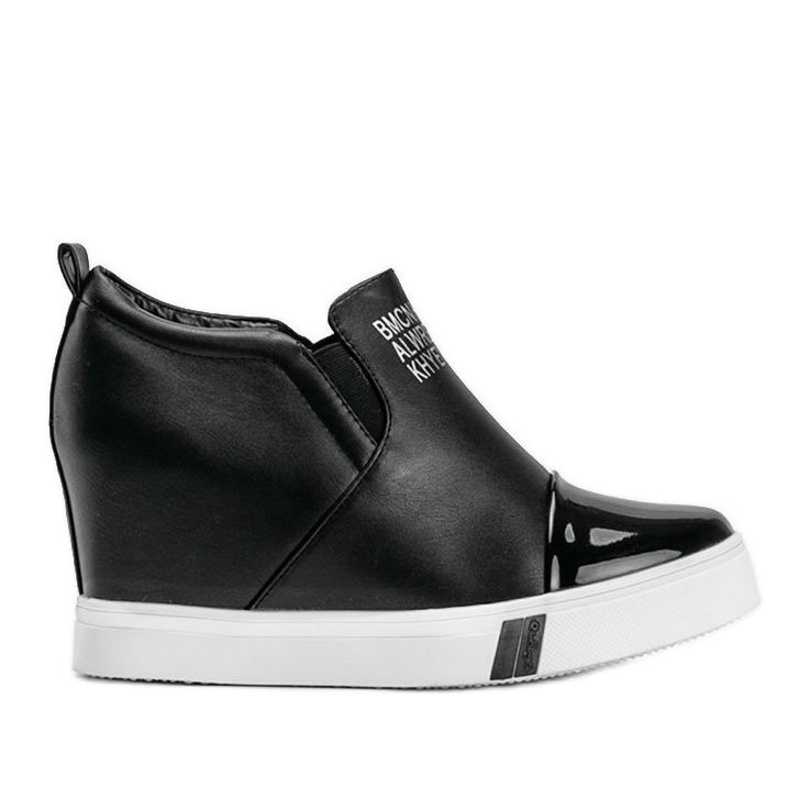 Tênis feminino preto com inscrições Caroline