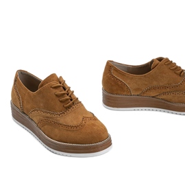 Sapatos de camurça marrom com sola alta do Quênia