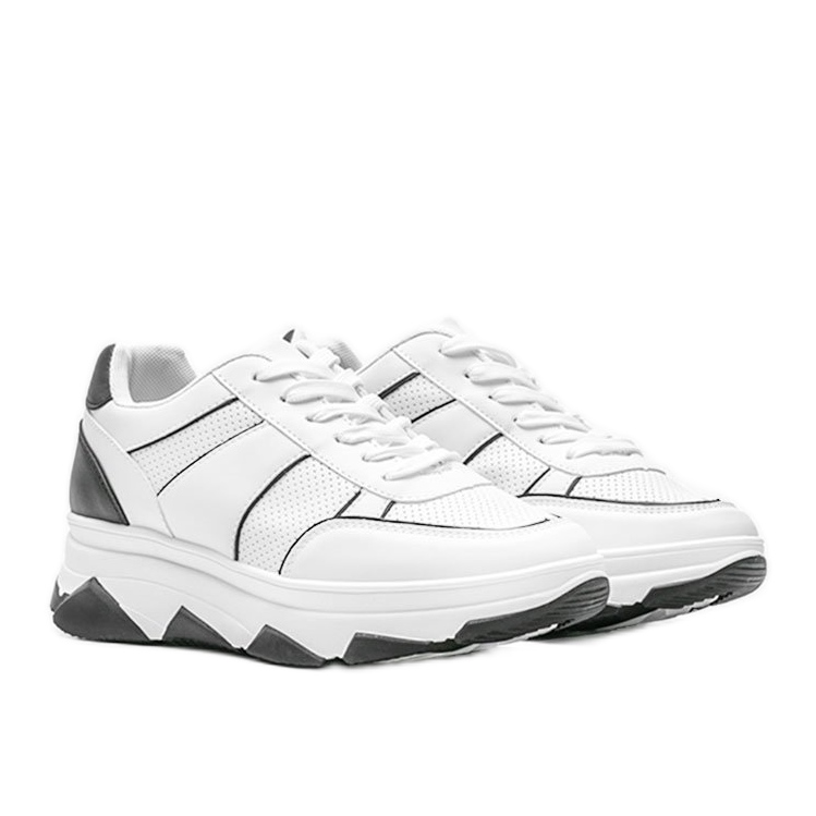 Tênis preto e branco da Julissa