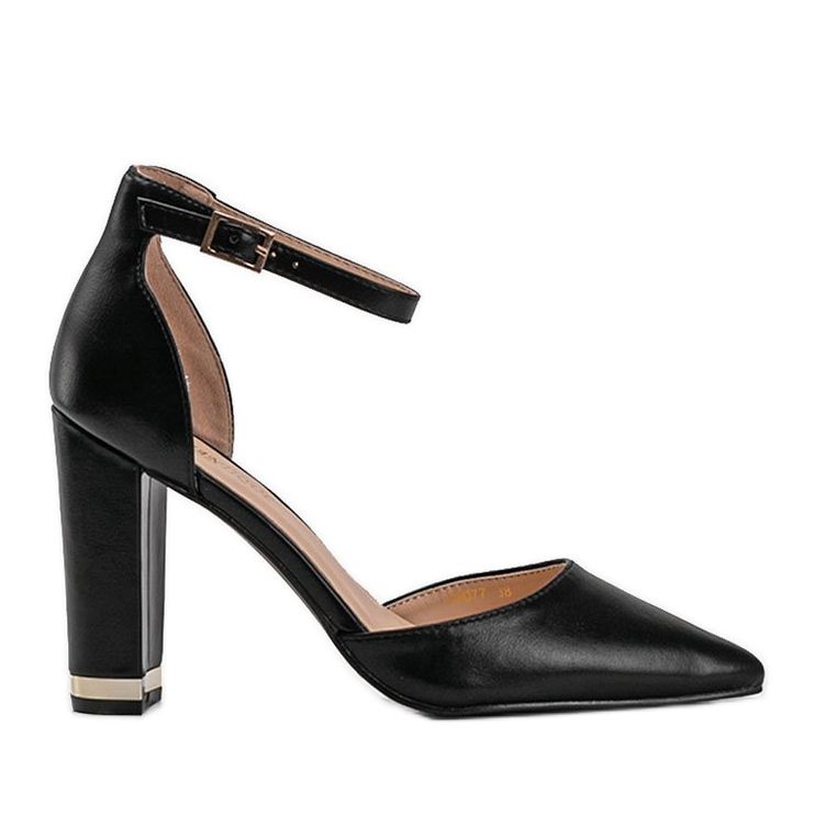 Sapatos pretos no posto Kaelyn