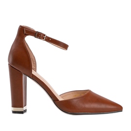 Bombas marrons no posto Kaelyn marrom