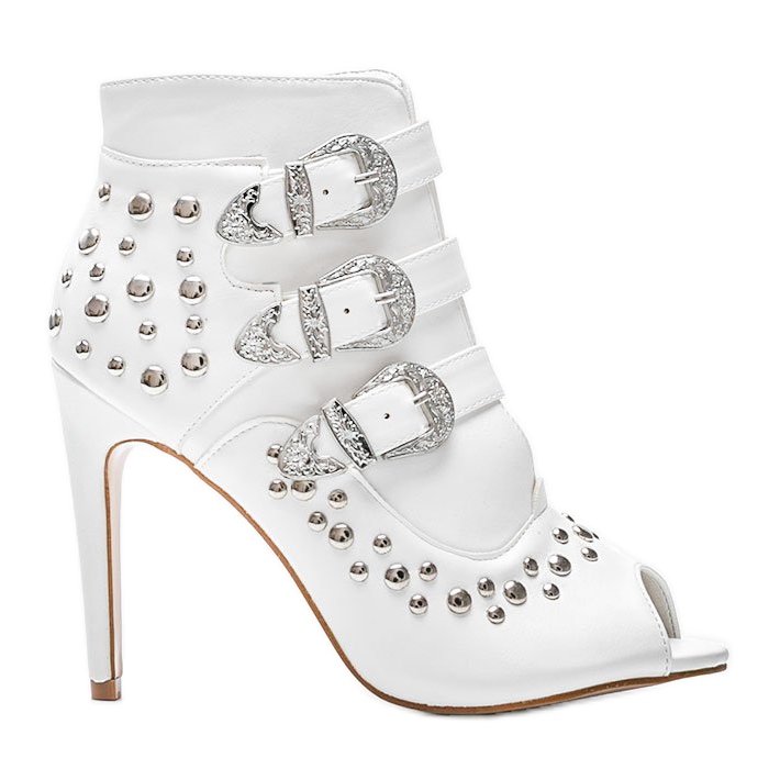 Sapatos brancos no calcanhar de Abigail