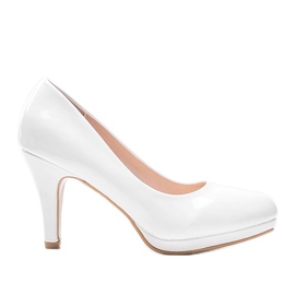 Sapatos brancos no calcanhar de Alisa