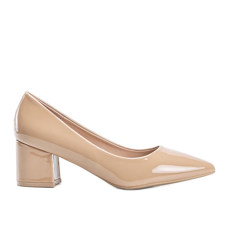 Bombas bege envernizadas em um bloco Damari