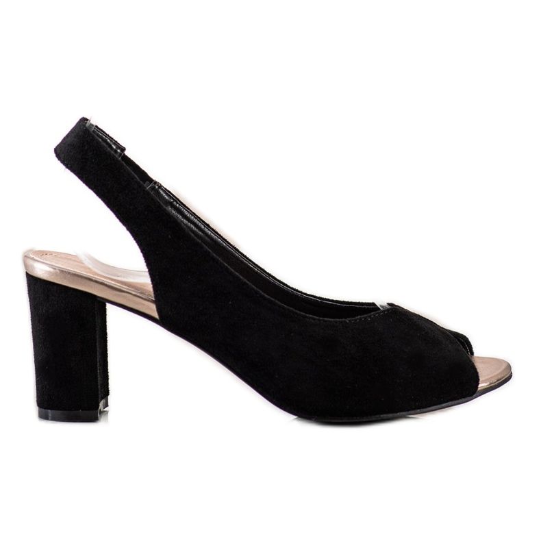 Evento Sandálias de camurça em um bar preto