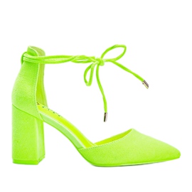 Sapatos de amarrar amarelos no poste Macey