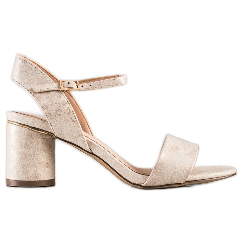 Evento Sandálias elegantes em um bar bege dourado