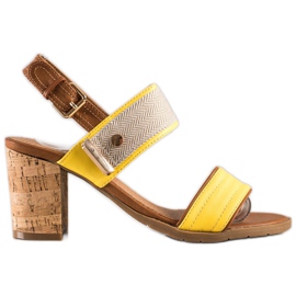 Evento Sandálias confortáveis ​​em um bar marrom amarelo