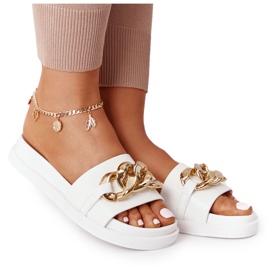 Chinelos na plataforma com uma corrente branca de férias branco dourado