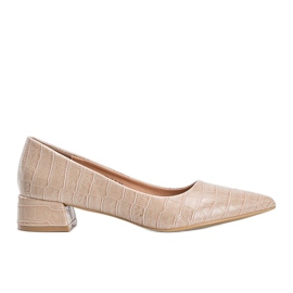 Sapatos bege em um tijolo no padrão Hallie de pele de cobra