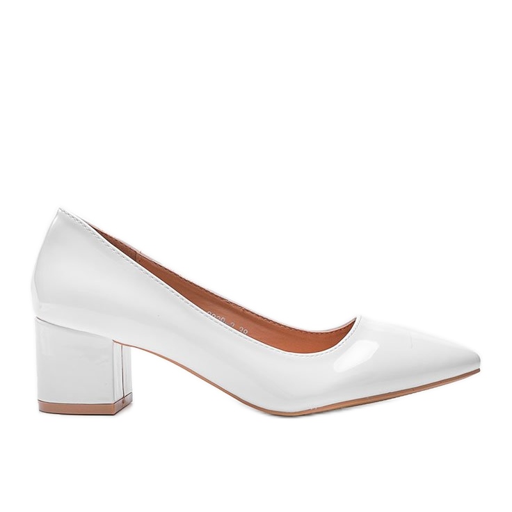 Bombas brancas laqueadas no bloco Eden branco