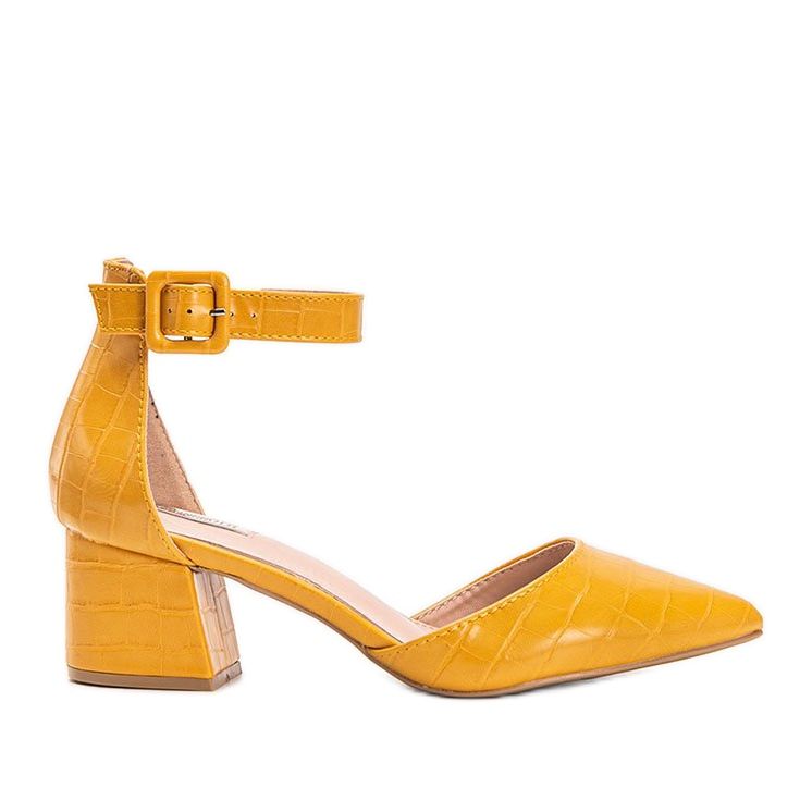 Mustard vai para um quarteirão de Lindsey amarelo