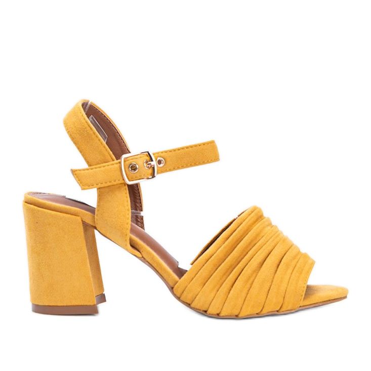 Sandálias amarelas em um bloco de eco-camurça Aliya amarelo