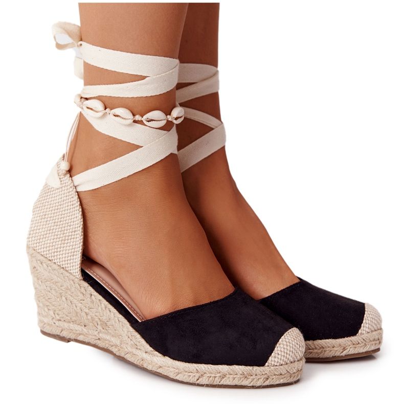 PG1 Sandálias pretas Nelly amarradas em cunha com tranças bege preto