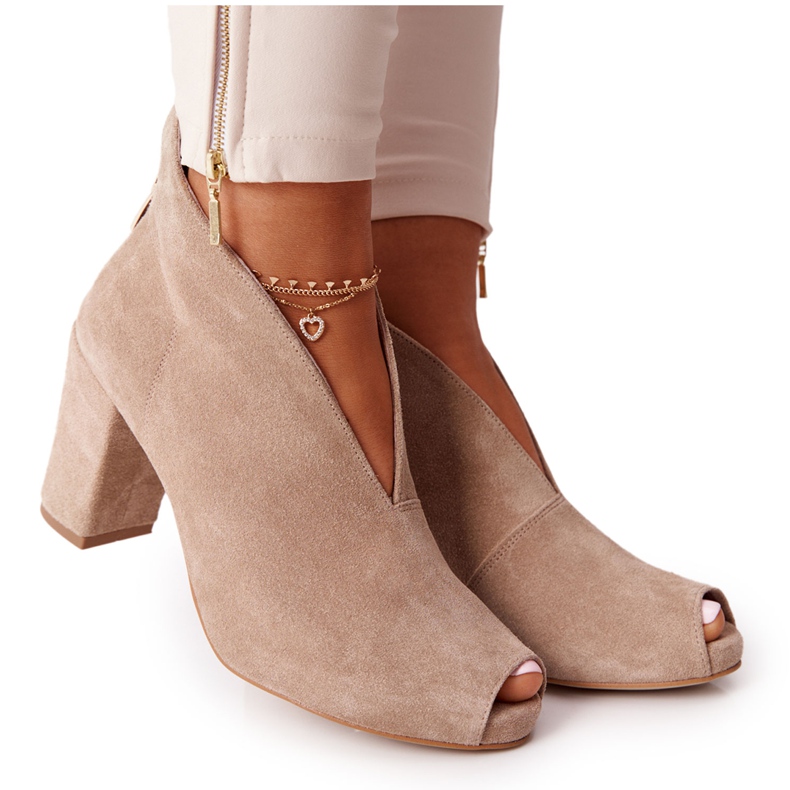 Exquisite Botas de camurça em um poste com um corte requintado bege 1243