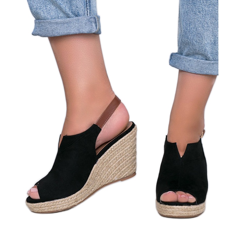 Sandálias pretas de cunha da Lindy preto